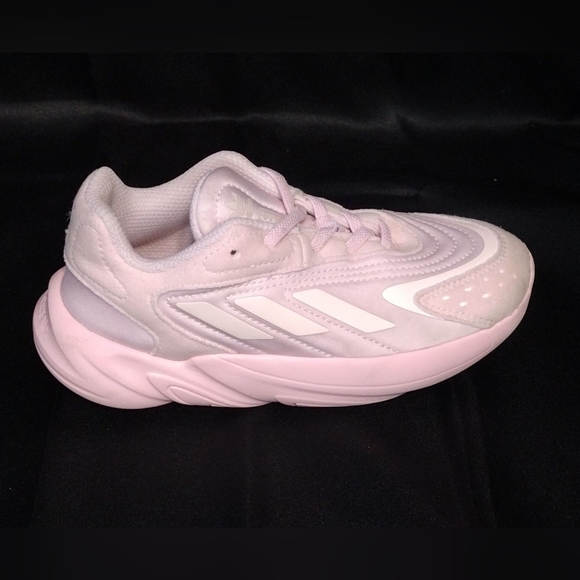 Introducing the Pink Adidas Ozelia Size 12 Kids - Step into Style and Comfort! - Picture 6 of 6
